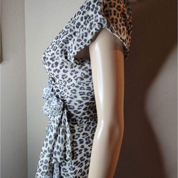 Cache Beautiful Asymmetric animal print blouse. - Picture 5 of 14